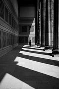 SÄULEN, SCHATTEN UND QUADRATE