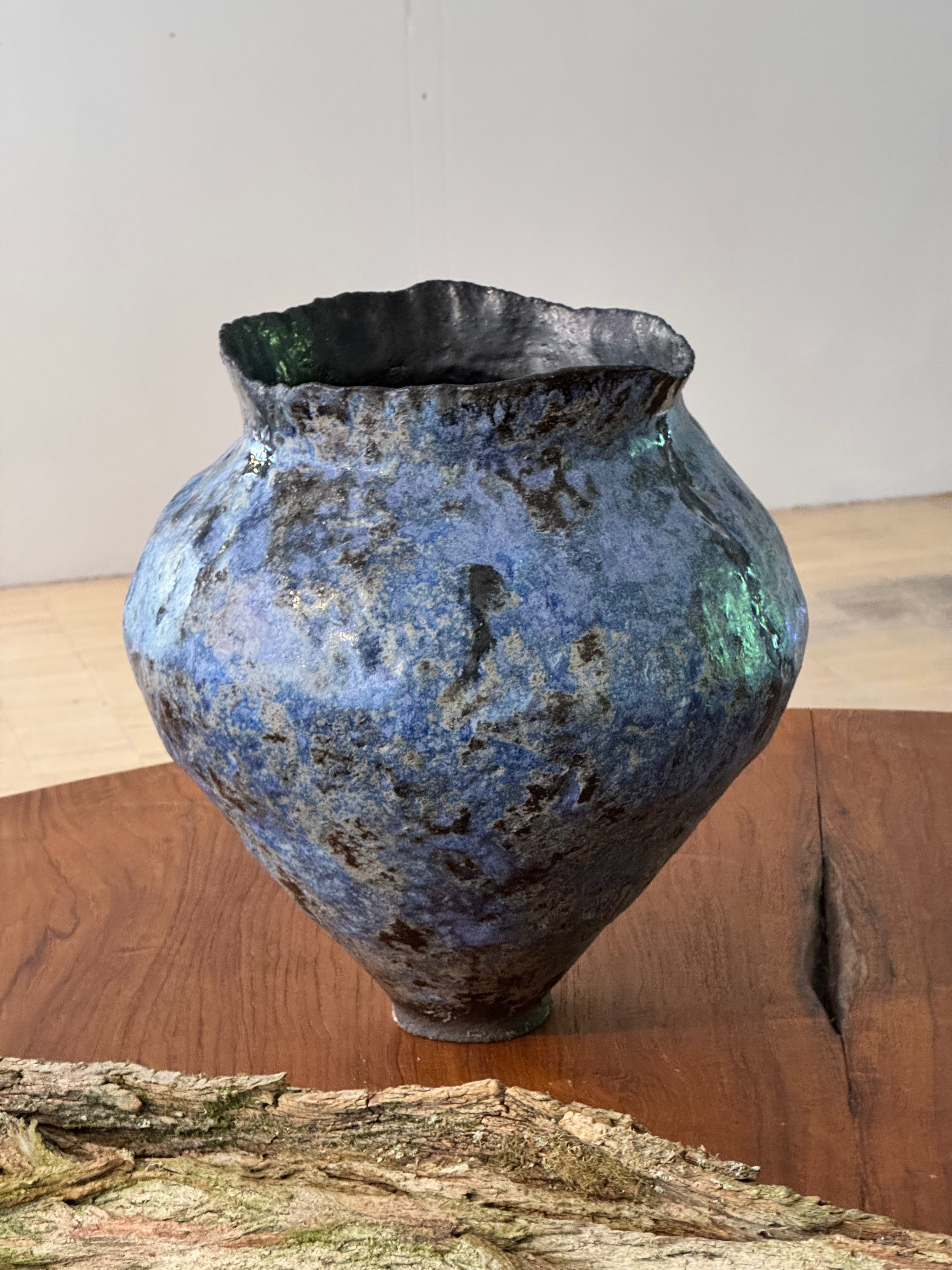 ROUND VASE